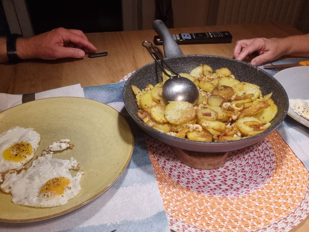 Bratkartoffeln , Spiegelei, Krabben